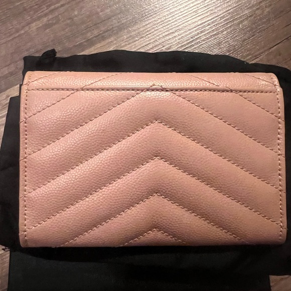 Saint Laurent Cassandre matelasse small envelope wallet in grain Pale pink - Picture 6 of 6